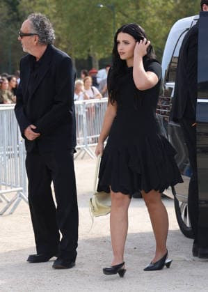 Tim Burton and his daughter Nell arrive at the Loewe Women s Ready-to-Wear Spring Summer 2027 show during Paris Fashion Week (PFW) on the Esplanade Saint-Louis in Paris, France, on October 2, 2026. Denis Guignebourg, Bestimage. Arrivals at the Loewe Women’s Ready-to-Wear Spring Summer 2027 show as part of Paris Fashion Week on October 2, 2026, in Paris, France. Paris, France  Copyright: xDenisxGuignebourgx xBestimagexDenisxGuignebourgx xBestimagex