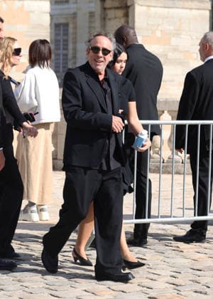 Tim Burton and his daughter Nell arrive at the Loewe Women s Ready-to-Wear Spring Summer 2027 show during Paris Fashion Week (PFW) on the Esplanade Saint-Louis in Paris, France, on October 2, 2026. Denis Guignebourg, Bestimage. Arrivals at the Loewe Women’s Ready-to-Wear Spring Summer 2027 show as part of Paris Fashion Week on October 2, 2026, in Paris, France. Paris, France  Copyright: xDenisxGuignebourgx xBestimagexDenisxGuignebourgx xBestimagex