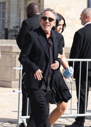 Tim Burton and his daughter Nell arrive at the Loewe Women s Ready-to-Wear Spring Summer 2027 show during Paris Fashion Week (PFW) on the Esplanade Saint-Louis in Paris, France, on October 2, 2026. Denis Guignebourg, Bestimage. Arrivals at the Loewe Women’s Ready-to-Wear Spring Summer 2027 show as part of Paris Fashion Week on October 2, 2026, in Paris, France. Paris, France  Copyright: xDenisxGuignebourgx xBestimagexDenisxGuignebourgx xBestimagex
