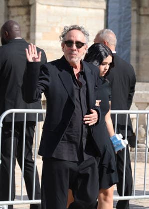 Tim Burton and his daughter Nell arrive at the Loewe Women s Ready-to-Wear Spring Summer 2027 show during Paris Fashion Week (PFW) on the Esplanade Saint-Louis in Paris, France, on October 2, 2026. Denis Guignebourg, Bestimage. Arrivals at the Loewe Women’s Ready-to-Wear Spring Summer 2027 show as part of Paris Fashion Week on October 2, 2026, in Paris, France. Paris, France  Copyright: xDenisxGuignebourgx xBestimagexDenisxGuignebourgx xBestimagex