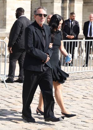 Tim Burton and his daughter Nell arrive at the Loewe Women s Ready-to-Wear Spring Summer 2027 show during Paris Fashion Week (PFW) on the Esplanade Saint-Louis in Paris, France, on October 2, 2026. Denis Guignebourg, Bestimage. Arrivals at the Loewe Women’s Ready-to-Wear Spring Summer 2027 show as part of Paris Fashion Week on October 2, 2026, in Paris, France. Paris, France  Copyright: xDenisxGuignebourgx xBestimagexDenisxGuignebourgx xBestimagex