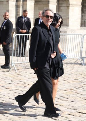 Tim Burton and his daughter Nell arrive at the Loewe Women s Ready-to-Wear Spring Summer 2027 show during Paris Fashion Week (PFW) on the Esplanade Saint-Louis in Paris, France, on October 2, 2026. Denis Guignebourg, Bestimage. Arrivals at the Loewe Women’s Ready-to-Wear Spring Summer 2027 show as part of Paris Fashion Week on October 2, 2026, in Paris, France. Paris, France  Copyright: xDenisxGuignebourgx xBestimagexDenisxGuignebourgx xBestimagex