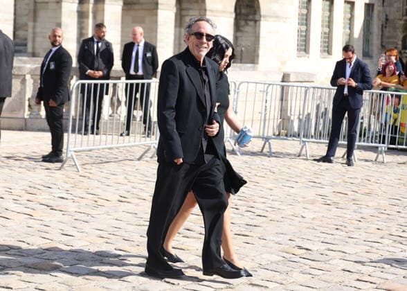 Tim Burton and his daughter Nell arrive at the Loewe Women s Ready-to-Wear Spring Summer 2027 show during Paris Fashion Week (PFW) on the Esplanade Saint-Louis in Paris, France, on October 2, 2026. Denis Guignebourg, Bestimage. Arrivals at the Loewe Women’s Ready-to-Wear Spring Summer 2027 show as part of Paris Fashion Week on October 2, 2026, in Paris, France. Paris, France  Copyright: xDenisxGuignebourgx xBestimagexDenisxGuignebourgx xBestimagex