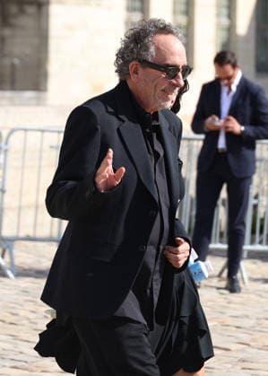 Tim Burton and his daughter Nell arrive at the Loewe Women s Ready-to-Wear Spring Summer 2027 show during Paris Fashion Week (PFW) on the Esplanade Saint-Louis in Paris, France, on October 2, 2026. Denis Guignebourg, Bestimage. Arrivals at the Loewe Women’s Ready-to-Wear Spring Summer 2027 show as part of Paris Fashion Week on October 2, 2026, in Paris, France. Paris, France  Copyright: xDenisxGuignebourgx xBestimagexDenisxGuignebourgx xBestimagex