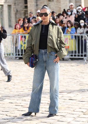 Guests arriving at the Loewe Women’s Ready-to-Wear Spring Summer 2027 show during Paris Fashion Week (PFW) on the Esplanade Saint-Louis in Paris, France, on October 2, 2026. Denis Guignebourg, Bestimage. Arrivals at the Loewe Women’s Ready-to-Wear Spring Summer 2027 show as part of Paris Fashion Week on October 2, 2026, in Paris, France. Paris, France Copyright: xDenisxGuignebourgx xBestimagexDenisxGuignebourgx xBestimagex
