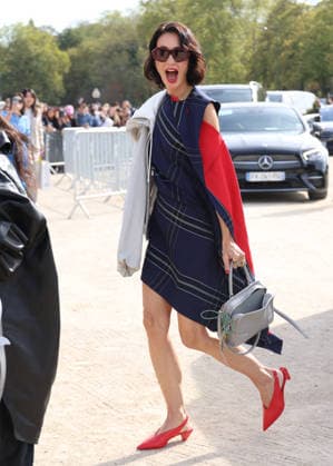Guests arriving at the Loewe Women’s Ready-to-Wear Spring Summer 2027 show during Paris Fashion Week (PFW) on the Esplanade Saint-Louis in Paris, France, on October 2, 2026. Denis Guignebourg, Bestimage. Arrivals at the Loewe Women’s Ready-to-Wear Spring Summer 2027 show as part of Paris Fashion Week on October 2, 2026, in Paris, France. Paris, France Copyright: xDenisxGuignebourgx xBestimagexDenisxGuignebourgx xBestimagex