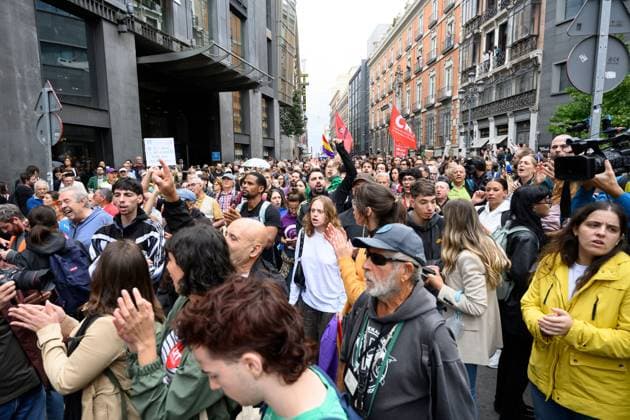 Tenants protest during housing decree vote MADRID, SPAIN, OCTOBER 2, 2026: Members and supporters of the Sindicato de Inquilinas e Inquilinos de Madrid take part in a demonstration outside the Congress of Deputies as lawmakers debate and vote on two government housing decrees aimed at strengthening tenant protections and increasing affordable housing supply. Madrid Spain Copyright: x xTomasxCallex xJNAxPressx