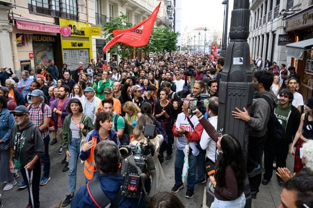 Tenants protest during housing decree vote MADRID, SPAIN, OCTOBER 2, 2026: Members and supporters of the Sindicato de Inquilinas e Inquilinos de Madrid take part in a demonstration outside the Congress of Deputies as lawmakers debate and vote on two government housing decrees aimed at strengthening tenant protections and increasing affordable housing supply. Madrid Spain Copyright: x xTomasxCallex xJNAxPressx
