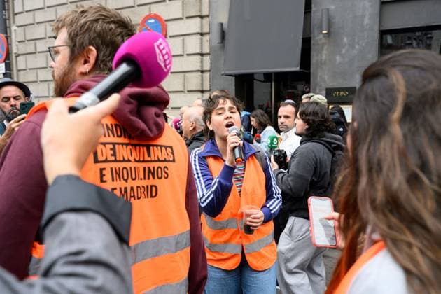 Tenants protest during housing decree vote MADRID, SPAIN, OCTOBER 2, 2026: Members and supporters of the Sindicato de Inquilinas e Inquilinos de Madrid take part in a demonstration outside the Congress of Deputies as lawmakers debate and vote on two government housing decrees aimed at strengthening tenant protections and increasing affordable housing supply. Madrid Spain Copyright: x xTomasxCallex xJNAxPressx