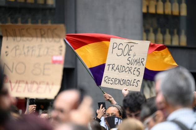 Tenants protest during housing decree vote MADRID, SPAIN, OCTOBER 2, 2026: Members and supporters of the Sindicato de Inquilinas e Inquilinos de Madrid take part in a demonstration outside the Congress of Deputies as lawmakers debate and vote on two government housing decrees aimed at strengthening tenant protections and increasing affordable housing supply. Madrid Spain Copyright: x xTomasxCallex xJNAxPressx
