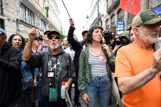 Tenants protest during housing decree vote MADRID, SPAIN, OCTOBER 2, 2026: Members and supporters of the Sindicato de Inquilinas e Inquilinos de Madrid take part in a demonstration outside the Congress of Deputies as lawmakers debate and vote on two government housing decrees aimed at strengthening tenant protections and increasing affordable housing supply. Madrid Spain Copyright: x xTomasxCallex xJNAxPressx