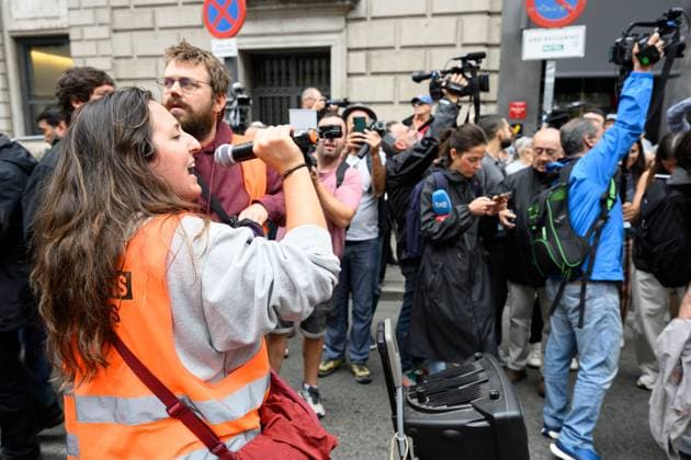 Tenants protest during housing decree vote MADRID, SPAIN, OCTOBER 2, 2026: Members and supporters of the Sindicato de Inquilinas e Inquilinos de Madrid take part in a demonstration outside the Congress of Deputies as lawmakers debate and vote on two government housing decrees aimed at strengthening tenant protections and increasing affordable housing supply. Madrid Spain Copyright: x xTomasxCallex xJNAxPressx