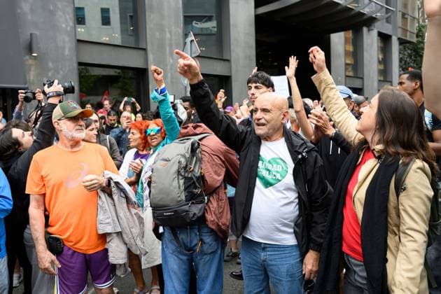 Tenants protest during housing decree vote MADRID, SPAIN, OCTOBER 2, 2026: Members and supporters of the Sindicato de Inquilinas e Inquilinos de Madrid take part in a demonstration outside the Congress of Deputies as lawmakers debate and vote on two government housing decrees aimed at strengthening tenant protections and increasing affordable housing supply. Madrid Spain Copyright: x xTomasxCallex xJNAxPressx