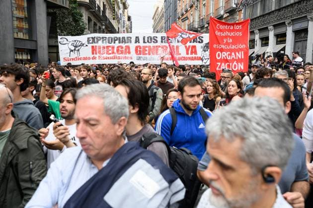 Tenants protest during housing decree vote MADRID, SPAIN, OCTOBER 2, 2026: Members and supporters of the Sindicato de Inquilinas e Inquilinos de Madrid take part in a demonstration outside the Congress of Deputies as lawmakers debate and vote on two government housing decrees aimed at strengthening tenant protections and increasing affordable housing supply. Madrid Spain Copyright: x xTomasxCallex xJNAxPressx