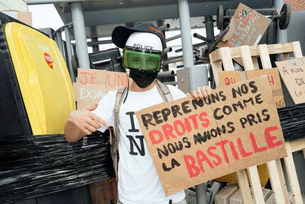 High School Student Protests Spread Across France - Montauban A sixth-former wearing a branded helmet; police standing in front of the blockade at Lycée Michelet, holding a placard reading - Let s reclaim our rights just as we stormed the Bastille. Blockades at the Bourdelle and Michelet secondary schools in Montauban. The students protest continues this Friday, 2 October, in Occitanie and across all regions of France. In Montauban, police are securing the Antoine Bourdelle secondary school, where several rubbish bins have been set alight. France, Montauban, 2 October 2026. Photo by Patricia Huchot-Boissier ABACAPRESS.COM Montauban OCCITANIE France  Copyright: xHuchot-BoissierxPatricia ABACAx