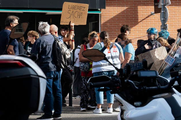 High School Student Protests Spread Across France - Montauban A show of support outside the police station for Sacha, one of the young people who was Blockades at the Bourdelle and Michelet secondary schools in Montauban. The students protest continues this Friday, 2 October, in Occitanie and across all regions of France. In Montauban, police are securing the Antoine Bourdelle secondary school, where several rubbish bins have been set alight. France, Montauban, 2 October 2026. Photo by Patricia Huchot-Boissier ABACAPRESS.COM Montauban OCCITANIE France  Copyright: xHuchot-BoissierxPatricia ABACAx