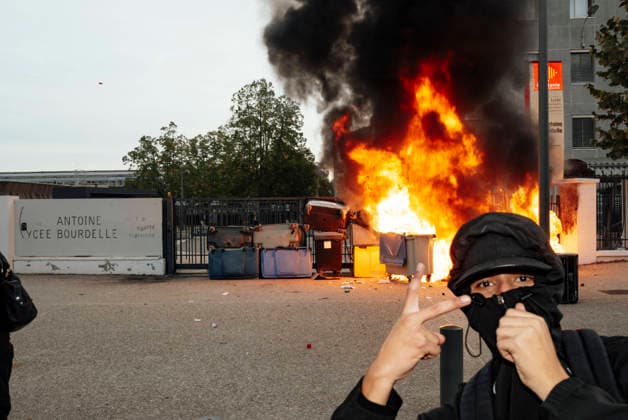 High School Student Protests Spread Across France - Montauban Young people standing in front of burning rubbish bins outside Antoine Bourdelle High School. Blockades at the Bourdelle and Michelet secondary schools in Montauban. The students protest continues this Friday, 2 October, in Occitanie and across all regions of France. In Montauban, police are securing the Antoine Bourdelle secondary school, where several rubbish bins have been set alight. France, Montauban, 2 October 2026. Photo by Patricia Huchot-Boissier ABACAPRESS.COM Montauban OCCITANIE France  Copyright: xHuchot-BoissierxPatricia ABACAx