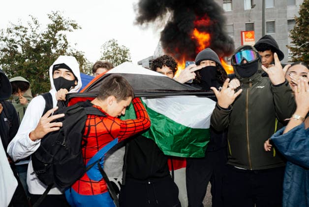 High School Student Protests Spread Across France - Montauban Young people standing in front of burning rubbish bins outside the Antoine Bourdelle Sixth Form College, holding French and Palestinian flags. Blockades at the Bourdelle and Michelet secondary schools in Montauban. The students protest continues this Friday, 2 October, in Occitanie and across all regions of France. In Montauban, police are securing the Antoine Bourdelle secondary school, where several rubbish bins have been set alight. France, Montauban, 2 October 2026. Photo by Patricia Huchot-Boissier ABACAPRESS.COM Montauban OCCITANIE France  Copyright: xHuchot-BoissierxPatricia ABACAx
