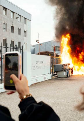 High School Student Protests Spread Across France - Montauban Young people standing in front of burning rubbish bins outside Antoine Bourdelle High School. Blockades at the Bourdelle and Michelet secondary schools in Montauban. The students protest continues this Friday, 2 October, in Occitanie and across all regions of France. In Montauban, police are securing the Antoine Bourdelle secondary school, where several rubbish bins have been set alight. France, Montauban, 2 October 2026. Photo by Patricia Huchot-Boissier ABACAPRESS.COM Montauban OCCITANIE France  Copyright: xHuchot-BoissierxPatricia ABACAx