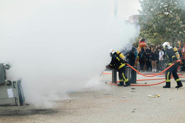 High School Student Protests Spread Across France - Montauban Firefighters are putting out a fire in the rubbish bins at Antoine Bourdelle High School. Blockades at the Bourdelle and Michelet secondary schools in Montauban. The students protest continues this Friday, 2 October, in Occitanie and across all regions of France. In Montauban, police are securing the Antoine Bourdelle secondary school, where several rubbish bins have been set alight. France, Montauban, 2 October 2026. Photo by Patricia Huchot-Boissier ABACAPRESS.COM Montauban OCCITANIE France  Copyright: xHuchot-BoissierxPatricia ABACAx