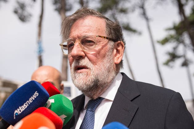 Second Day of the La Toja Vínculo Atlántico Forum Former Prime Minister Mariano Rajoy speaks to the media during the La Toja Vínculo Atlántico Forum on October 2, 2026, in O Grove, Pontevedra, Galicia, Spain. The La Toja Vínculo Atlántico Forum is a renowned annual forum for debate and reflection focused on the defense of liberal democracy, the Atlantic partnership, and international cooperation. Founded in 2019 on the initiative of Josep Piqué, Amancio López Seijas, and the Hotusa Group, it brings together prominent political and business leaders, academics, and representatives of civil society on the island of La Toja. OCTOBER 2, 2026 Elena Ferná O Grove, Pontevedra, Galicia O Grove, Pontevedra, Galicia, Spain Copyright: xElenaxFernandezx 7815556