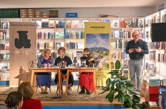 Minifestival AH0J (Literaturfestival) - Tschechien setzt über - der Kulturinitiative Literaturschiff, in der Buchhandlung Kurdirektion in Bad Ischl. Lesungen und Gespräche in Korrespondenz zum Gastauftritt Tschechiens auf der Frankfurter Buchmesse 2026. Es liest die tschechische Schriftstellerin und Magnesia Litera Preisträgerin Lucie Faulerova. Die Veranstaltung wird moderiert von Julia Miesenböck., fotografiert am 01.10.26. Das Bild zeigt v.l.n.r.: Übersetzerin Ladislava Baxant-Cenjar, Schriftstellerin Lucie Faulerova, Moderatorin Julia Miesenböck und den Veranstalter Christian Gsöllradl-Samhabber 2026 - Minifestival AH0J (Literaturfestival) - Tschechien setzt über - der Kulturinitiative Literaturschiff, in der Buchhandlung Kurdir