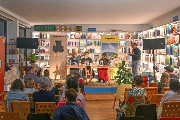 Minifestival AH0J (Literaturfestival) - Tschechien setzt über - der Kulturinitiative Literaturschiff, in der Buchhandlung Kurdirektion in Bad Ischl. Lesungen und Gespräche in Korrespondenz zum Gastauftritt Tschechiens auf der Frankfurter Buchmesse 2026. Es liest die tschechische Schriftstellerin und Magnesia Litera Preisträgerin Lucie Faulerova. Die Veranstaltung wird moderiert von Julia Miesenböck., fotografiert am 01.10.26. Das Bild zeigt v.l.n.r.: Übersetzerin Ladislava Baxant-Cenjar, Schriftstellerin Lucie Faulerova, Moderatorin Julia Miesenböck und den Veranstalter Christian Gsöllradl-Samhabber 2026 - Minifestival AH0J (Literaturfestival) - Tschechien setzt über - der Kulturinitiative Literaturschiff, in der Buchhandlung Kurdir