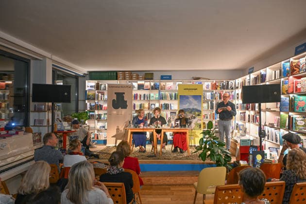 Minifestival AH0J (Literaturfestival) - Tschechien setzt über - der Kulturinitiative Literaturschiff, in der Buchhandlung Kurdirektion in Bad Ischl. Lesungen und Gespräche in Korrespondenz zum Gastauftritt Tschechiens auf der Frankfurter Buchmesse 2026. Es liest die tschechische Schriftstellerin und Magnesia Litera Preisträgerin Lucie Faulerova. Die Veranstaltung wird moderiert von Julia Miesenböck., fotografiert am 01.10.26. Das Bild zeigt v.l.n.r.: Übersetzerin Ladislava Baxant-Cenjar, Schriftstellerin Lucie Faulerova, Moderatorin Julia Miesenböck und den Veranstalter Christian Gsöllradl-Samhabber vor Publikum 2026 - Minifestival AH0J (Literaturfestival) - Tschechien setzt über - der Kulturinitiative Literaturschiff, in der Buchha