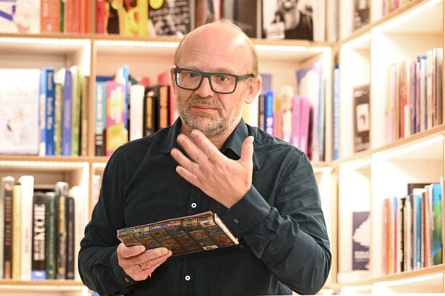 Minifestival AH0J (Literaturfestival) - Tschechien setzt über - der Kulturinitiative Literaturschiff, in der Buchhandlung Kurdirektion in Bad Ischl. Lesungen und Gespräche in Korrespondenz zum Gastauftritt Tschechiens auf der Frankfurter Buchmesse 2026. Es liest die tschechische Schriftstellerin und Magnesia Litera Preisträgerin Lucie Faulerova. Die Veranstaltung wird moderiert von Julia Miesenböck., fotografiert am 01.10.26. Das Bild zeigt den Veranstalter Christian Gsöllradl-Samhaber 2026 - Minifestival AH0J (Literaturfestival) - Tschechien setzt über - der Kulturinitiative Literaturschiff, in der Buchhandlung Kurdirektion in Bad Ischl. Lesungen und Gespräche in Korrespondenz zum Gastauftritt Tschechiens auf der Frankfurter Buchme