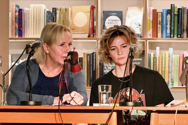 Minifestival AH0J (Literaturfestival) - Tschechien setzt über - der Kulturinitiative Literaturschiff, in der Buchhandlung Kurdirektion in Bad Ischl. Lesungen und Gespräche in Korrespondenz zum Gastauftritt Tschechiens auf der Frankfurter Buchmesse 2026. Es liest die tschechische Schriftstellerin und Magnesia Litera Preisträgerin Lucie Faulerova. Die Veranstaltung wird moderiert von Julia Miesenböck., fotografiert am 01.10.26. Das Bild zeigt die Übersetzerin Ladislava Baxant-Cenjar und Schriftstellerin Lucie Faulerova 2026 - Minifestival AH0J (Literaturfestival) - Tschechien setzt über - der Kulturinitiative Literaturschiff, in der Buchhandlung Kurdirektion in Bad Ischl. Lesungen und Gespräche in Korrespondenz zum Gastauftritt Tschech