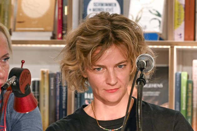 Minifestival AH0J (Literaturfestival) - Tschechien setzt über - der Kulturinitiative Literaturschiff, in der Buchhandlung Kurdirektion in Bad Ischl. Lesungen und Gespräche in Korrespondenz zum Gastauftritt Tschechiens auf der Frankfurter Buchmesse 2026. Es liest die tschechische Schriftstellerin und Magnesia Litera Preisträgerin Lucie Faulerova. Die Veranstaltung wird moderiert von Julia Miesenböck., fotografiert am 01.10.26. Das Bild zeigt die Schriftstellerin Lucie Faulerova 2026 - Minifestival AH0J (Literaturfestival) - Tschechien setzt über - der Kulturinitiative Literaturschiff, in der Buchhandlung Kurdirektion in Bad Ischl. Lesungen und Gespräche in Korrespondenz zum Gastauftritt Tschechiens auf der Frankfurter Buchmesse 2026. E