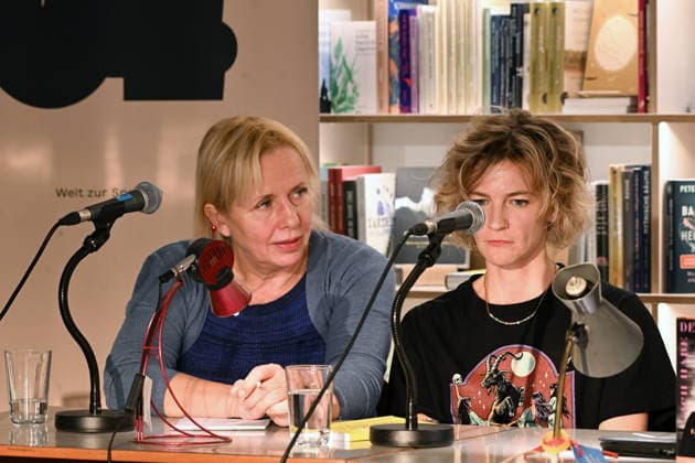 Minifestival AH0J (Literaturfestival) - Tschechien setzt über - der Kulturinitiative Literaturschiff, in der Buchhandlung Kurdirektion in Bad Ischl. Lesungen und Gespräche in Korrespondenz zum Gastauftritt Tschechiens auf der Frankfurter Buchmesse 2026. Es liest die tschechische Schriftstellerin und Magnesia Litera Preisträgerin Lucie Faulerova. Die Veranstaltung wird moderiert von Julia Miesenböck., fotografiert am 01.10.26. Das Bild zeigt die Übersetzerin Ladislava Baxant-Cenjar und Schriftstellerin Lucie Faulerova 2026 - Minifestival AH0J (Literaturfestival) - Tschechien setzt über - der Kulturinitiative Literaturschiff, in der Buchhandlung Kurdirektion in Bad Ischl. Lesungen und Gespräche in Korrespondenz zum Gastauftritt Tschech