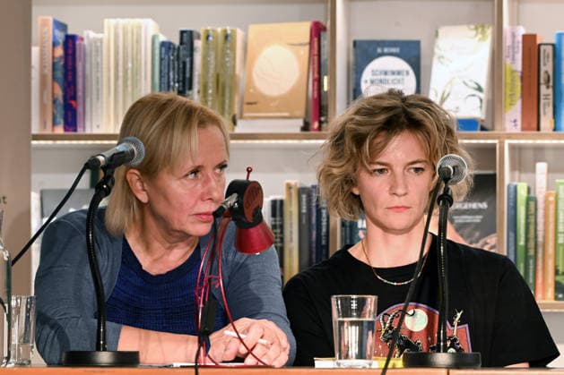 Minifestival AH0J (Literaturfestival) - Tschechien setzt über - der Kulturinitiative Literaturschiff, in der Buchhandlung Kurdirektion in Bad Ischl. Lesungen und Gespräche in Korrespondenz zum Gastauftritt Tschechiens auf der Frankfurter Buchmesse 2026. Es liest die tschechische Schriftstellerin und Magnesia Litera Preisträgerin Lucie Faulerova. Die Veranstaltung wird moderiert von Julia Miesenböck., fotografiert am 01.10.26. Das Bild zeigt die Übersetzerin Ladislava Baxant-Cenjar und Schriftstellerin Lucie Faulerova 2026 - Minifestival AH0J (Literaturfestival) - Tschechien setzt über - der Kulturinitiative Literaturschiff, in der Buchhandlung Kurdirektion in Bad Ischl. Lesungen und Gespräche in Korrespondenz zum Gastauftritt Tschech