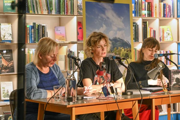 Minifestival AH0J (Literaturfestival) - Tschechien setzt über - der Kulturinitiative Literaturschiff, in der Buchhandlung Kurdirektion in Bad Ischl. Lesungen und Gespräche in Korrespondenz zum Gastauftritt Tschechiens auf der Frankfurter Buchmesse 2026. Es liest die tschechische Schriftstellerin und Magnesia Litera Preisträgerin Lucie Faulerova. Die Veranstaltung wird moderiert von Julia Miesenböck., fotografiert am 01.10.26. Das Bild zeigt v.l.n.r.: Übersetzerin Ladislava Baxant-Cenjar, Schriftstellerin Lucie Faulerova, Moderatorin Julia Miesenböck 2026 - Minifestival AH0J (Literaturfestival) - Tschechien setzt über - der Kulturinitiative Literaturschiff, in der Buchhandlung Kurdirektion in Bad Ischl. Lesungen und Gespräche in Korr