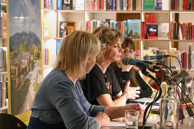 Minifestival AH0J (Literaturfestival) - Tschechien setzt über - der Kulturinitiative Literaturschiff, in der Buchhandlung Kurdirektion in Bad Ischl. Lesungen und Gespräche in Korrespondenz zum Gastauftritt Tschechiens auf der Frankfurter Buchmesse 2026. Es liest die tschechische Schriftstellerin und Magnesia Litera Preisträgerin Lucie Faulerova. Die Veranstaltung wird moderiert von Julia Miesenböck., fotografiert am 01.10.26. Das Bild zeigt v.l.n.r.: Übersetzerin Ladislava Baxant-Cenjar, Schriftstellerin Lucie Faulerova, Moderatorin Julia Miesenböck 2026 - Minifestival AH0J (Literaturfestival) - Tschechien setzt über - der Kulturinitiative Literaturschiff, in der Buchhandlung Kurdirektion in Bad Ischl. Lesungen und Gespräche in Korr