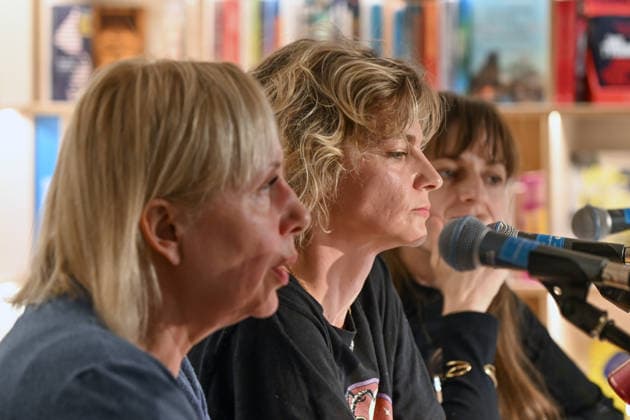 Minifestival AH0J (Literaturfestival) - Tschechien setzt über - der Kulturinitiative Literaturschiff, in der Buchhandlung Kurdirektion in Bad Ischl. Lesungen und Gespräche in Korrespondenz zum Gastauftritt Tschechiens auf der Frankfurter Buchmesse 2026. Es liest die tschechische Schriftstellerin und Magnesia Litera Preisträgerin Lucie Faulerova. Die Veranstaltung wird moderiert von Julia Miesenböck., fotografiert am 01.10.26. Das Bild zeigt v.l.n.r.: Übersetzerin Ladislava Baxant-Cenjar, Schriftstellerin Lucie Faulerova, Moderatorin Julia Miesenböck 2026 - Minifestival AH0J (Literaturfestival) - Tschechien setzt über - der Kulturinitiative Literaturschiff, in der Buchhandlung Kurdirektion in Bad Ischl. Lesungen und Gespräche in Korr