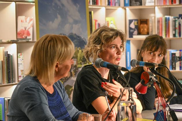 Minifestival AH0J (Literaturfestival) - Tschechien setzt über - der Kulturinitiative Literaturschiff, in der Buchhandlung Kurdirektion in Bad Ischl. Lesungen und Gespräche in Korrespondenz zum Gastauftritt Tschechiens auf der Frankfurter Buchmesse 2026. Es liest die tschechische Schriftstellerin und Magnesia Litera Preisträgerin Lucie Faulerova. Die Veranstaltung wird moderiert von Julia Miesenböck., fotografiert am 01.10.26. Das Bild zeigt v.l.n.r.: Übersetzerin Ladislava Baxant-Cenjar, Schriftstellerin Lucie Faulerova, Moderatorin Julia Miesenböck 2026 - Minifestival AH0J (Literaturfestival) - Tschechien setzt über - der Kulturinitiative Literaturschiff, in der Buchhandlung Kurdirektion in Bad Ischl. Lesungen und Gespräche in Korr