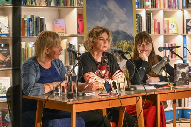 Minifestival AH0J (Literaturfestival) - Tschechien setzt über - der Kulturinitiative Literaturschiff, in der Buchhandlung Kurdirektion in Bad Ischl. Lesungen und Gespräche in Korrespondenz zum Gastauftritt Tschechiens auf der Frankfurter Buchmesse 2026. Es liest die tschechische Schriftstellerin und Magnesia Litera Preisträgerin Lucie Faulerova. Die Veranstaltung wird moderiert von Julia Miesenböck., fotografiert am 01.10.26. Das Bild zeigt v.l.n.r.: Übersetzerin Ladislava Baxant-Cenjar, Schriftstellerin Lucie Faulerova, Moderatorin Julia Miesenböck 2026 - Minifestival AH0J (Literaturfestival) - Tschechien setzt über - der Kulturinitiative Literaturschiff, in der Buchhandlung Kurdirektion in Bad Ischl. Lesungen und Gespräche in Korr