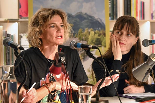 Minifestival AH0J (Literaturfestival) - Tschechien setzt über - der Kulturinitiative Literaturschiff, in der Buchhandlung Kurdirektion in Bad Ischl. Lesungen und Gespräche in Korrespondenz zum Gastauftritt Tschechiens auf der Frankfurter Buchmesse 2026. Es liest die tschechische Schriftstellerin und Magnesia Litera Preisträgerin Lucie Faulerova. Die Veranstaltung wird moderiert von Julia Miesenböck., fotografiert am 01.10.26. Das Bild zeigt die Schriftstellerin Lucie Faulerova und die Moderatorin Julia Miesenböck 2026 - Minifestival AH0J (Literaturfestival) - Tschechien setzt über - der Kulturinitiative Literaturschiff, in der Buchhandlung Kurdirektion in Bad Ischl. Lesungen und Gespräche in Korrespondenz zum Gastauftritt Tschechiens