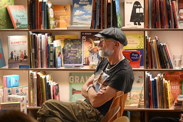 Minifestival AH0J (Literaturfestival) - Tschechien setzt über - der Kulturinitiative Literaturschiff, in der Buchhandlung Kurdirektion in Bad Ischl. Lesungen und Gespräche in Korrespondenz zum Gastauftritt Tschechiens auf der Frankfurter Buchmesse 2026. Es liest die tschechische Schriftstellerin und Magnesia Litera Preisträgerin Lucie Faulerova. Die Veranstaltung wird moderiert von Julia Miesenböck., fotografiert am 01.10.26. Das Bild zeigt einen tschechischen Begleiter der Schriftstellerin 2026 - Minifestival AH0J (Literaturfestival) - Tschechien setzt über - der Kulturinitiative Literaturschiff, in der Buchhandlung Kurdirektion in Bad Ischl. Lesungen und Gespräche in Korrespondenz zum Gastauftritt Tschechiens auf der Frankfurter Buc