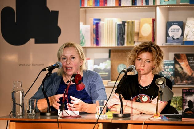 Minifestival AH0J (Literaturfestival) - Tschechien setzt über - der Kulturinitiative Literaturschiff, in der Buchhandlung Kurdirektion in Bad Ischl. Lesungen und Gespräche in Korrespondenz zum Gastauftritt Tschechiens auf der Frankfurter Buchmesse 2026. Es liest die tschechische Schriftstellerin und Magnesia Litera Preisträgerin Lucie Faulerova. Die Veranstaltung wird moderiert von Julia Miesenböck., fotografiert am 01.10.26. Das Bild zeigt die Schriftstellerin Lucie Faulerova 2026 - Minifestival AH0J (Literaturfestival) - Tschechien setzt über - der Kulturinitiative Literaturschiff, in der Buchhandlung Kurdirektion in Bad Ischl. Lesungen und Gespräche in Korrespondenz zum Gastauftritt Tschechiens auf der Frankfurter Buchmesse 2026. E