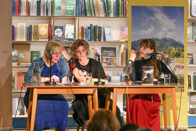 Minifestival AH0J (Literaturfestival) - Tschechien setzt über - der Kulturinitiative Literaturschiff, in der Buchhandlung Kurdirektion in Bad Ischl. Lesungen und Gespräche in Korrespondenz zum Gastauftritt Tschechiens auf der Frankfurter Buchmesse 2026. Es liest die tschechische Schriftstellerin und Magnesia Litera Preisträgerin Lucie Faulerova. Die Veranstaltung wird moderiert von Julia Miesenböck., fotografiert am 01.10.26. Das Bild zeigt v.l.n.r.: Übersetzerin Ladislava Baxant-Cenjar, Schriftstellerin Lucie Faulerova, Moderatorin Julia Miesenböck 2026 - Minifestival AH0J (Literaturfestival) - Tschechien setzt über - der Kulturinitiative Literaturschiff, in der Buchhandlung Kurdirektion in Bad Ischl. Lesungen und Gespräche in Korr