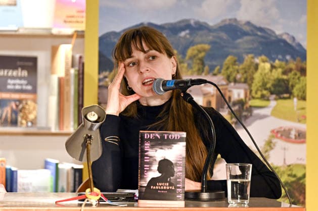 Minifestival AH0J (Literaturfestival) - Tschechien setzt über - der Kulturinitiative Literaturschiff, in der Buchhandlung Kurdirektion in Bad Ischl. Lesungen und Gespräche in Korrespondenz zum Gastauftritt Tschechiens auf der Frankfurter Buchmesse 2026. Es liest die tschechische Schriftstellerin und Magnesia Litera Preisträgerin Lucie Faulerova. Die Veranstaltung wird moderiert von Julia Miesenböck., fotografiert am 01.10.26. Das Bild zeigt die Moderatorin Julia Miesenböck 2026 - Minifestival AH0J (Literaturfestival) - Tschechien setzt über - der Kulturinitiative Literaturschiff, in der Buchhandlung Kurdirektion in Bad Ischl. Lesungen und Gespräche in Korrespondenz zum Gastauftritt Tschechiens auf der Frankfurter Buchmesse 2026. Es l