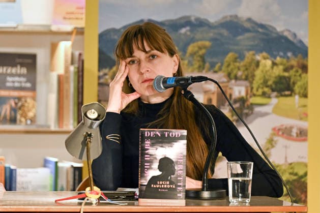 Minifestival AH0J (Literaturfestival) - Tschechien setzt über - der Kulturinitiative Literaturschiff, in der Buchhandlung Kurdirektion in Bad Ischl. Lesungen und Gespräche in Korrespondenz zum Gastauftritt Tschechiens auf der Frankfurter Buchmesse 2026. Es liest die tschechische Schriftstellerin und Magnesia Litera Preisträgerin Lucie Faulerova. Die Veranstaltung wird moderiert von Julia Miesenböck., fotografiert am 01.10.26. Das Bild zeigt die Moderatorin Julia Miesenböck 2026 - Minifestival AH0J (Literaturfestival) - Tschechien setzt über - der Kulturinitiative Literaturschiff, in der Buchhandlung Kurdirektion in Bad Ischl. Lesungen und Gespräche in Korrespondenz zum Gastauftritt Tschechiens auf der Frankfurter Buchmesse 2026. Es l