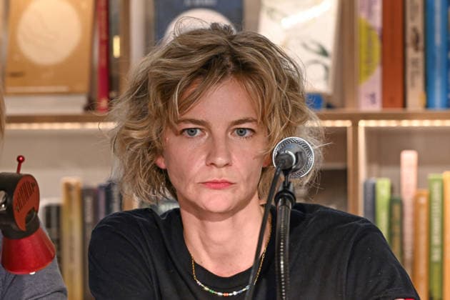 Minifestival AH0J (Literaturfestival) - Tschechien setzt über - der Kulturinitiative Literaturschiff, in der Buchhandlung Kurdirektion in Bad Ischl. Lesungen und Gespräche in Korrespondenz zum Gastauftritt Tschechiens auf der Frankfurter Buchmesse 2026. Es liest die tschechische Schriftstellerin und Magnesia Litera Preisträgerin Lucie Faulerova. Die Veranstaltung wird moderiert von Julia Miesenböck., fotografiert am 01.10.26. Das Bild zeigt die Schriftstellerin Lucie Faulerova 2026 - Minifestival AH0J (Literaturfestival) - Tschechien setzt über - der Kulturinitiative Literaturschiff, in der Buchhandlung Kurdirektion in Bad Ischl. Lesungen und Gespräche in Korrespondenz zum Gastauftritt Tschechiens auf der Frankfurter Buchmesse 2026. E