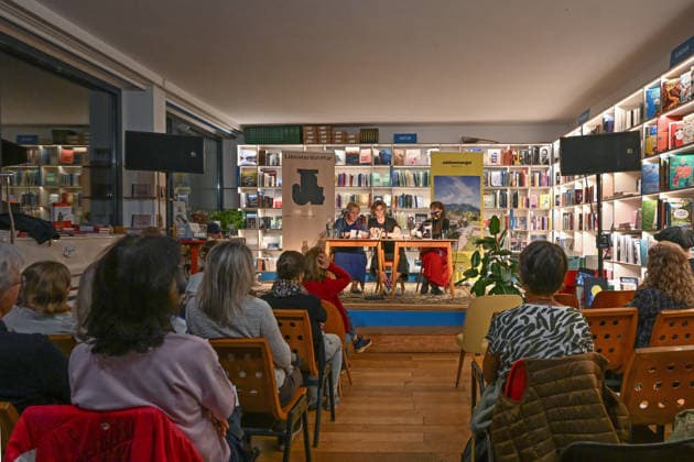 Minifestival AH0J (Literaturfestival) - Tschechien setzt über - der Kulturinitiative Literaturschiff, in der Buchhandlung Kurdirektion in Bad Ischl. Lesungen und Gespräche in Korrespondenz zum Gastauftritt Tschechiens auf der Frankfurter Buchmesse 2026. Es liest die tschechische Schriftstellerin und Magnesia Litera Preisträgerin Lucie Faulerova. Die Veranstaltung wird moderiert von Julia Miesenböck., fotografiert am 01.10.26. Das Bild zeigt v.l.n.r.: Übersetzerin Ladislava Baxant-Cenjar, Schriftstellerin Lucie Faulerova, Moderatorin Julia Miesenböck vor Publikum 2026 - Minifestival AH0J (Literaturfestival) - Tschechien setzt über - der Kulturinitiative Literaturschiff, in der Buchhandlung Kurdirektion in Bad Ischl. Lesungen und Gespr