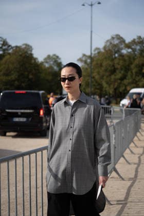 IPA89217299 - Paris, France, October 2, 2026. Guests arrive at the LOEWE Spring Summer 2027 fashion show during Paris Fashion Week Pictured: guest  Copyright: xGINEVRAxFATARELLAx xx IPA89217299