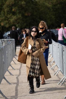 IPA89217320 - Paris, France, October 2, 2026. Guests arrive at the LOEWE Spring Summer 2027 fashion show during Paris Fashion Week Pictured: guest  Copyright: xGINEVRAxFATARELLAx xx IPA89217320