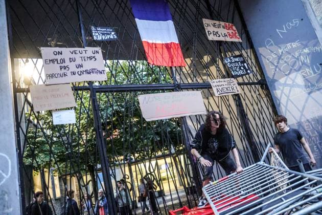 High school blockades, student protests, clashes with law enforcement PHOTOPQR SUD OUEST David Le Deodic Pau October 2, 2026 High school blockades, student protests, tensions with law enforcement, in Pau on October 2, 2026 High school students from Barthou, Saint John Perse, Saint Cricq, and Baradat gathered France Fires have broken out at several schools in France, as students protest by blockading educational institutions nationwide over school funding and learning conditions Pau BEARN France Copyright: xPHOTOPQR SUDxOUEST MAXPPPxDavidxLexDeodicx 20261002SDO1802 20261002SDO1802