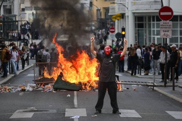 High school blockades, student protests, clashes with law enforcement PHOTOPQR SUD OUEST David Le Deodic Pau October 2, 2026 High school blockades, student protests, tensions with law enforcement, in Pau on October 2, 2026 High school students from Barthou, Saint John Perse, Saint Cricq, and Baradat gathered France Fires have broken out at several schools in France, as students protest by blockading educational institutions nationwide over school funding and learning conditions Pau BEARN France Copyright: xPHOTOPQR SUDxOUEST MAXPPPxDavidxLexDeodicx 20261002SDO1807 20261002SDO1807